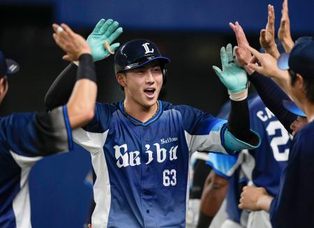 　１２回、勝ち越しソロを放ち、ナインに迎えられる西武・長谷川＝バンテリンドーム