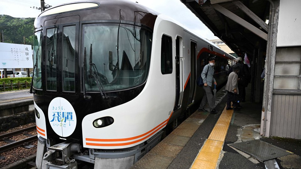 キャンペーンロゴをあしらったヘッドマークを付けた記念列車＝飛騨市古川町金森町、ＪＲ飛騨古川駅