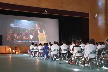 　茨城朝鮮初中高級学校で開かれた映画「声よ集まれ」の上映会＝１８日午後、水戸市