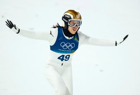 　女子個人ノーマルヒル　２回目の飛躍で着地を決めた丸山希。銅メダルを獲得した＝プレダッツォ（共同）