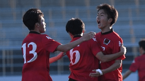 帝京大可児×柳ケ浦＝後半１４分、同点ゴールを決め、チームメートと喜ぶ帝京大可児・加藤（１０）＝浦和駒場