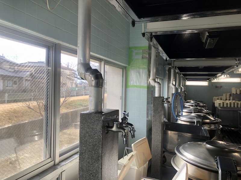 壁のタイルが剥がれ落ちた給食室＝４日午前、岐阜市則武西、島中学校（市教育委員会提供）