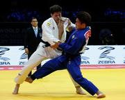　男子９０キロ級決勝　対戦する田嶋剛希（右）と村尾三四郎＝ブダペスト（共同）