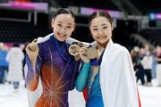　ジュニアの全種目を通じて史上初の４連覇を果たした島田麻央（右）と３位に入った岡万佑子＝タリン（共同）
