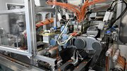 ゼラチンシートに内容液を充填させる機械。シートの残りも有効活用が進む＝大垣市荒尾町