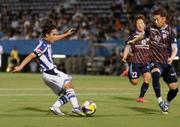 　横浜ＦＣ―Ｒソシエダード　前半、ゴールを狙うレアル・ソシエダードの久保（左）＝ニッパツ