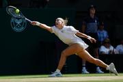 　女子シングルス準決勝でプレーするカロリナ・ムホバ＝ウィンブルドン（共同）
