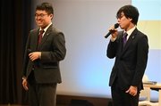 対局前に舌戦を繰り広げる高田明浩四段（左）と宮嶋健太四段