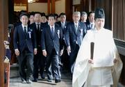 　参拝に向かう「みんなで靖国神社に参拝する国会議員の会」のメンバー＝２２日午前、東京・九段北の靖国神社