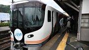 キャンペーンロゴをあしらったヘッドマークを付けた記念列車＝飛騨市古川町金森町、ＪＲ飛騨古川駅