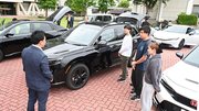 ホンダカーズ東海の社員から販売している車の説明を受ける学生たち＝岐阜市中鶉、岐阜聖徳学園大