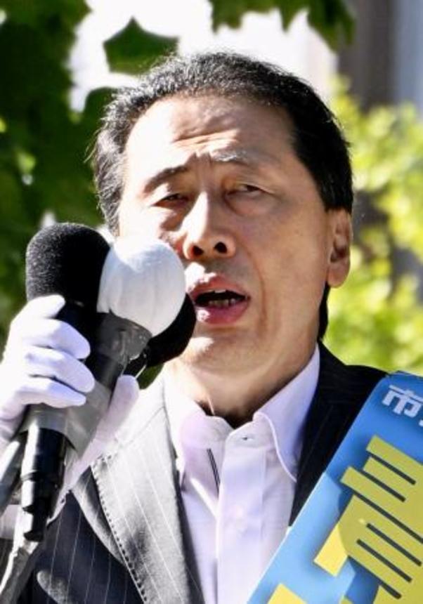 　新潟市長選が告示され、第一声を上げる青木学氏＝１１日午前、新潟市