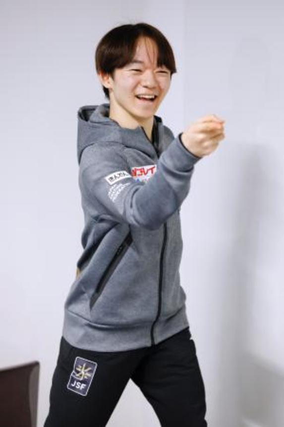 　銀メダル獲得から一夜明け、取材に応じる鍵山優真＝２９日、プラハ（共同）