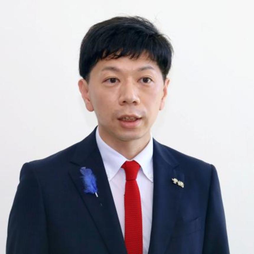 　記者団の取材に応じる愛知県豊橋市の長坂尚登市長＝２１日午後、豊橋市