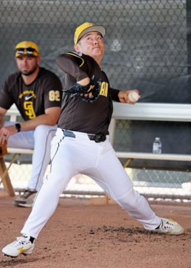 　ブルペンで投球練習するパドレス・松井＝ピオリア（共同）