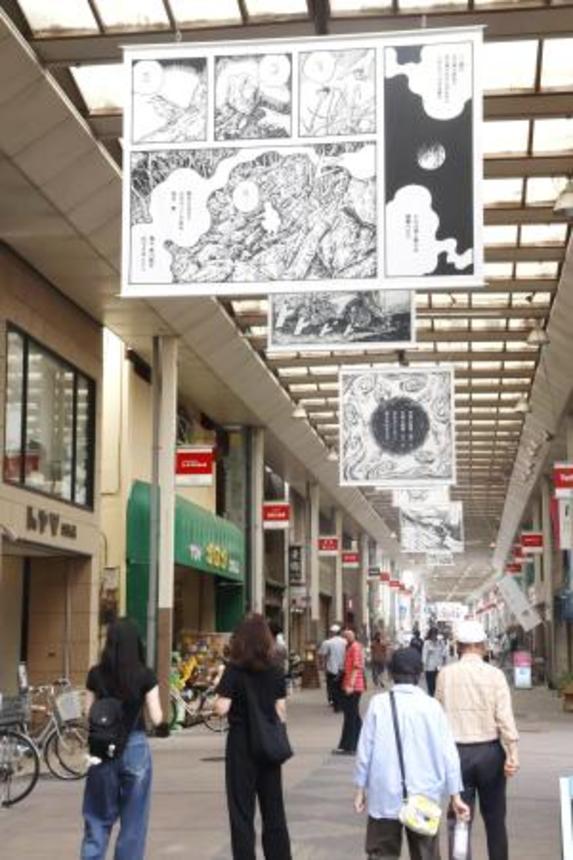 　商店街に展示されているコミック調の作品＝１９日午前、前橋市