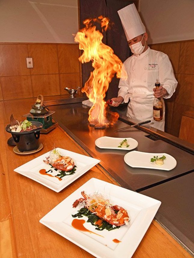 「グルメフェスタ」で提供する料理を作る清野正昭洋食料理長。ステーキは鉄板カウンターで焼き上げる＝大垣市万石、大垣フォーラムホテル