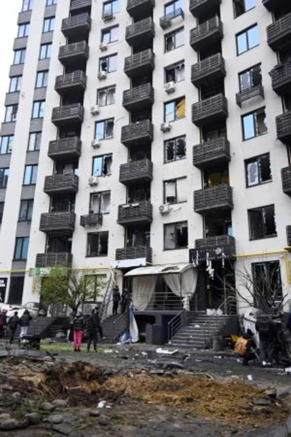 　ロシアの無人機攻撃による被害があった集合住宅＝２９日、ウクライナ首都キーウ近郊（共同）