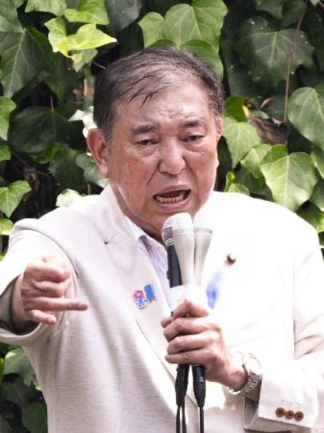 　街頭演説する自民党総裁の石破首相＝１２日、名古屋市