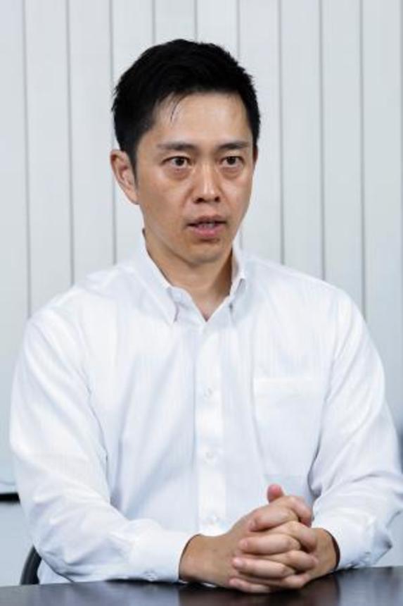　インタビューに答える日本維新の会の吉村代表