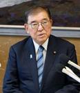 　鳥取県庁で記者会見する石破前首相＝２７日午前