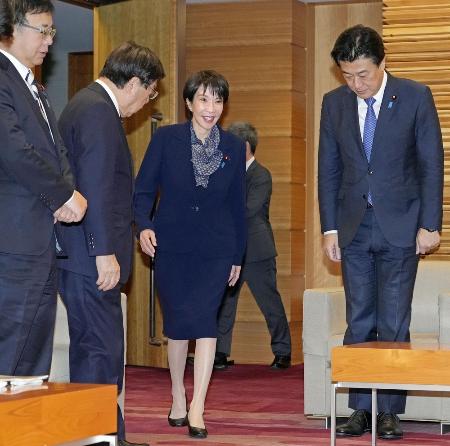 　２６日、閣議に臨む高市首相＝首相官邸