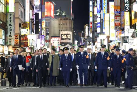 　昨年１２月、年末年始特別警戒のため、東京・新宿の歌舞伎町を巡視する警視庁の緒方禎己警視総監（中央）ら