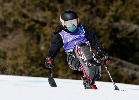 　公式練習で滑走するパラアルペンスキー女子座位の村岡桃佳＝４日、コルティナダンペッツォ（共同）