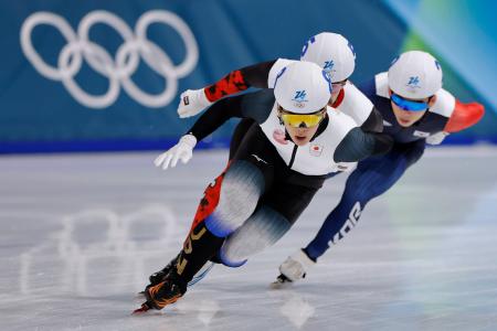 　男子マススタート１回戦　滑走する佐々木翔夢（手前）＝ミラノ（共同）