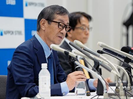 　ＵＳスチールの買収完了について記者会見する日本製鉄の橋本英二会長。奥は森高弘副会長＝１９日午前、東京都千代田区