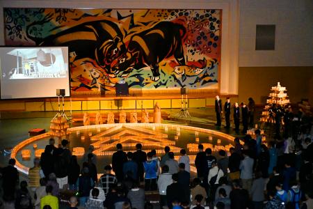 　新潟県長岡市の旧山古志村地区で開かれた追悼式で、黙とうする人たち＝２３日午後