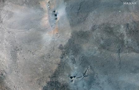 　米国の攻撃後、穴が確認できるイラン中部フォルドゥの衛星写真＝２２日（ＭＡＸＡＲ　ＴＥＣＨＮＯＬＯＧＩＥＳ提供、ロイター＝共同）