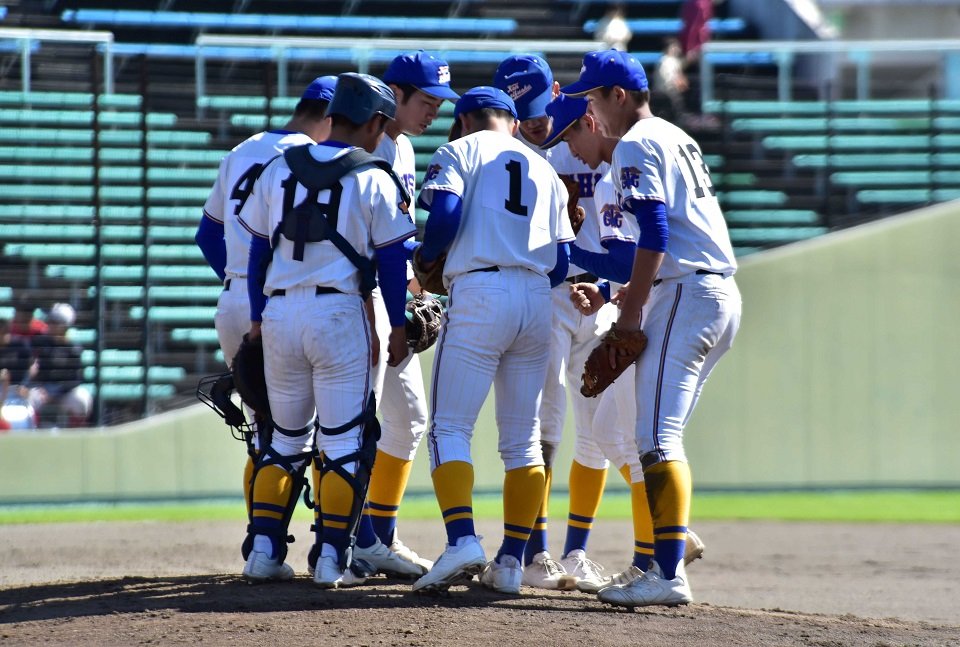 藤枝明誠×県岐阜商＝７回表、ピンチの場面でマウンドに集まる県岐阜商ナイン＝長良川