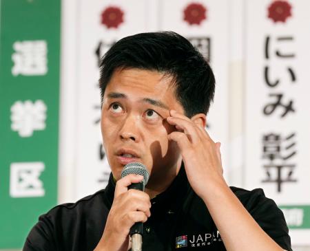　記者会見で厳しい表情を見せる日本維新の会の吉村代表＝２０日午後９時２４分、大阪市内のホテル