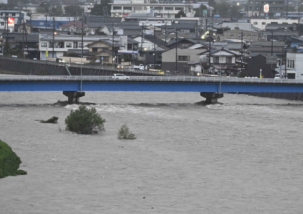 大雨で増水した飛騨川＝９日午後５時５３分、下呂市萩原町（撮影・堀尚人）
