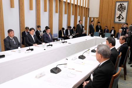 　首相官邸で開かれた地方創生に関する意見交換会＝２０日午後