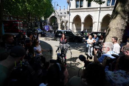 　裁判所の前で記者会見する担当弁護士＝１３日、ロンドン（ＰＡ提供・ＡＰ＝共同）