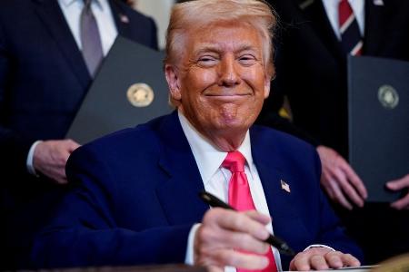 　８日、ホワイトハウスで笑顔を見せるトランプ米大統領（ロイター＝共同）