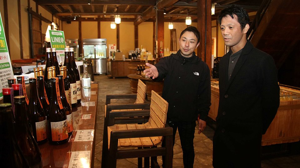 改装した蔵で談笑する加藤祐基副社長（左）と村瀬将司さん＝加茂郡川辺町中川辺、白扇酒造