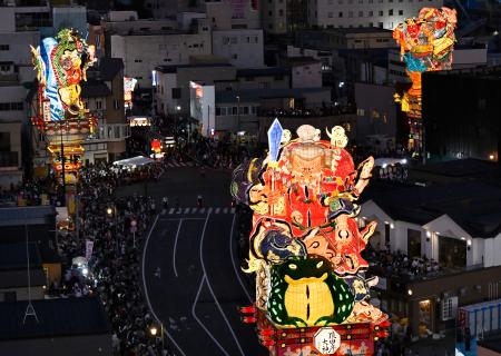　「五所川原立佞武多」が開幕し、市街地を練り歩く巨大な人形灯籠＝４日夜、青森県五所川原市