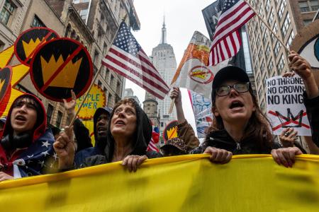　「ノー・キングス（王はいらない）」を訴え、トランプ大統領に抗議するデモ参加者＝１４日、ニューヨーク（ゲッティ＝共同）