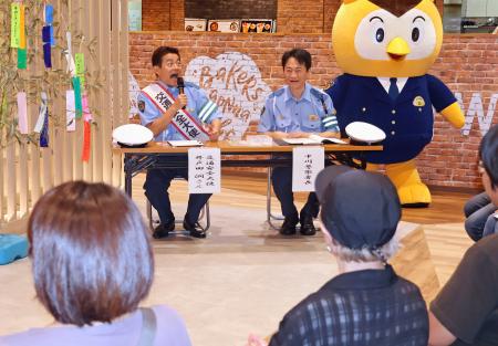 　トークショーで持ちネタの「甘ーい！」を披露するタレントの井戸田潤さん（左）＝７日午後、名古屋市