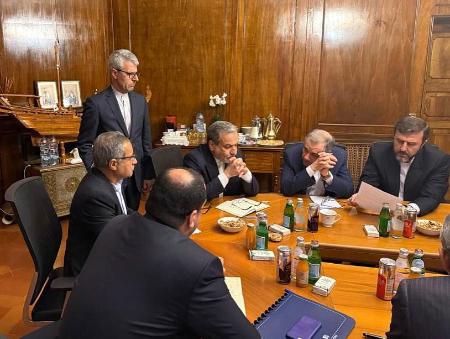 　イタリア・ローマで行われた米国との間接協議に参加したイランのアラグチ外相（中央）ら＝１９日（アラグチ氏のテレグラムから、ＡＰ＝共同）