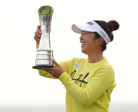 　通算１１アンダーでＡＩＧ全英女子オープンを制し、笑顔でトロフィーを掲げる山下美夢有＝ロイヤルポースコールＧＣ（共同）