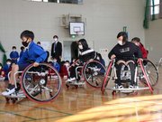 競技用の車いすを体験する子どもたち＝垂井町府中、府中小学校