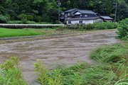 岐阜ファミリーパーク付近を流れる石田川。道と同じ高さまで増水した＝１６日、午後４時４５分岐阜市北野北