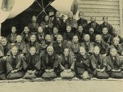 １９２２（大正１１）年に撮影された、ある町の敬老会の写真。和装の高齢女性が並んで座っている