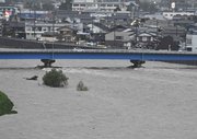 大雨で増水した飛騨川＝９日午後５時５３分、下呂市萩原町（撮影・堀尚人）