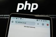　プログラミング言語「ＰＨＰ」に欠陥が見つかった影響で、京阪ホールディングスが一時停止したホームページの画面（手前）＝２１日夜