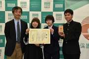「日本自然保護大賞」の表彰状をイルカさん（左から２番目）らから受けた部員ら＝岐阜市大縄場、岐阜高校